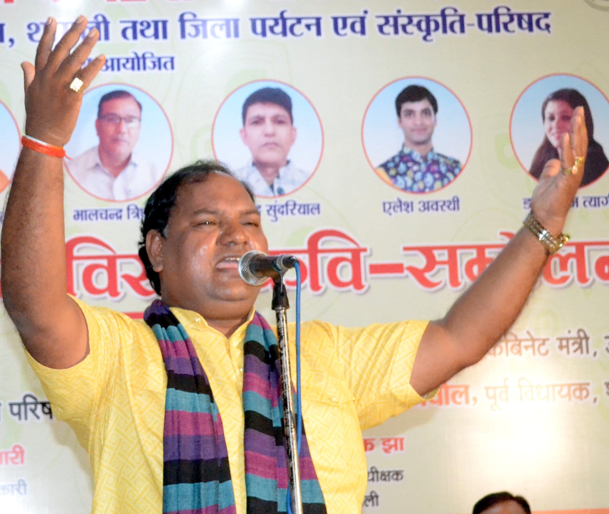 शामली में दिल्ली रोड स्थित सिटी ग्रीन में स्थापना दिवस पर आयोजित विराट कवि सम्मेलन कविता पाठ करत?