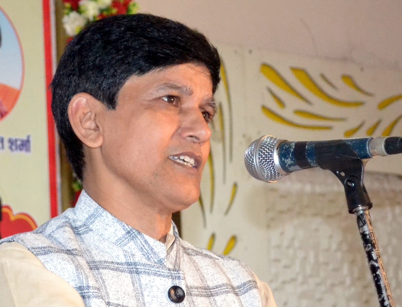 शामली में दिल्ली रोड स्थित सिटी ग्रीन में स्थापना दिवस पर आयोजित विराट कवि सम्मेलन कविता पाठ करत?