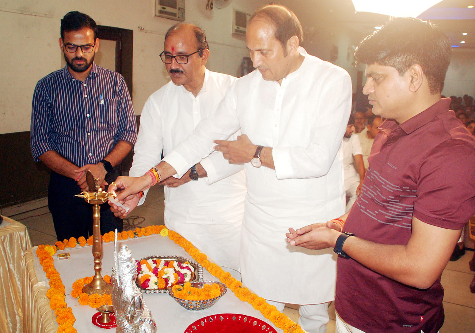 शामली में दिल्ली रोड स्थित सिटी ग्रीन में स्थापना दिवस पर आयोजित विराट कवि सम्मेलन में मां सरस्व?