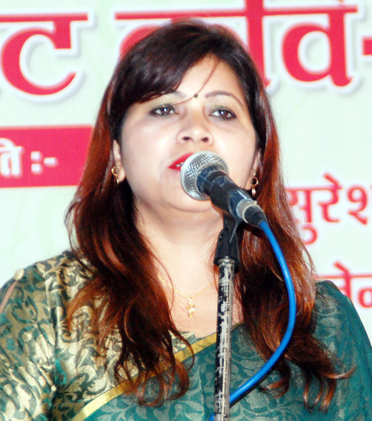 शामली दिल्ली रोड स्थित सिटी ग्रीन में स्थापना दिवस पर आयोजित विराट कवि सम्मेलन कविता पाठ करती डॉ.