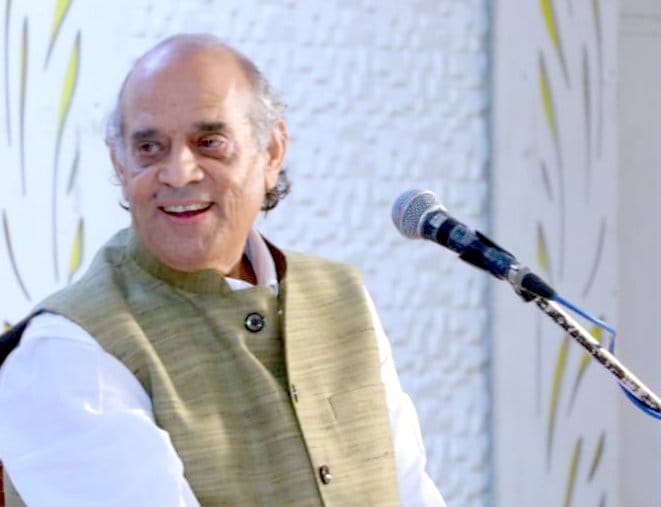 शामली दिल्ली रोड स्थित सिटी ग्रीन में स्थापना दिवस पर आयोजित विराट कवि सम्मेलन कविता पाठ करते डॉ.