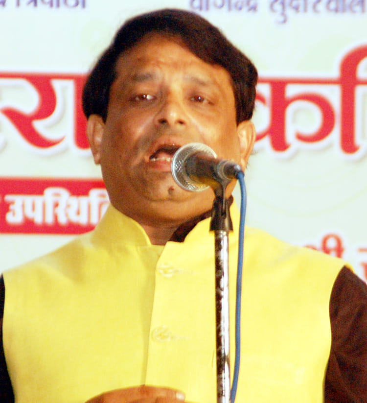 शामली दिल्ली रोड स्थित सिटी ग्रीन में स्थापना दिवस पर आयोजित विराट कवि सम्मेलन  में कविता पाठ करत