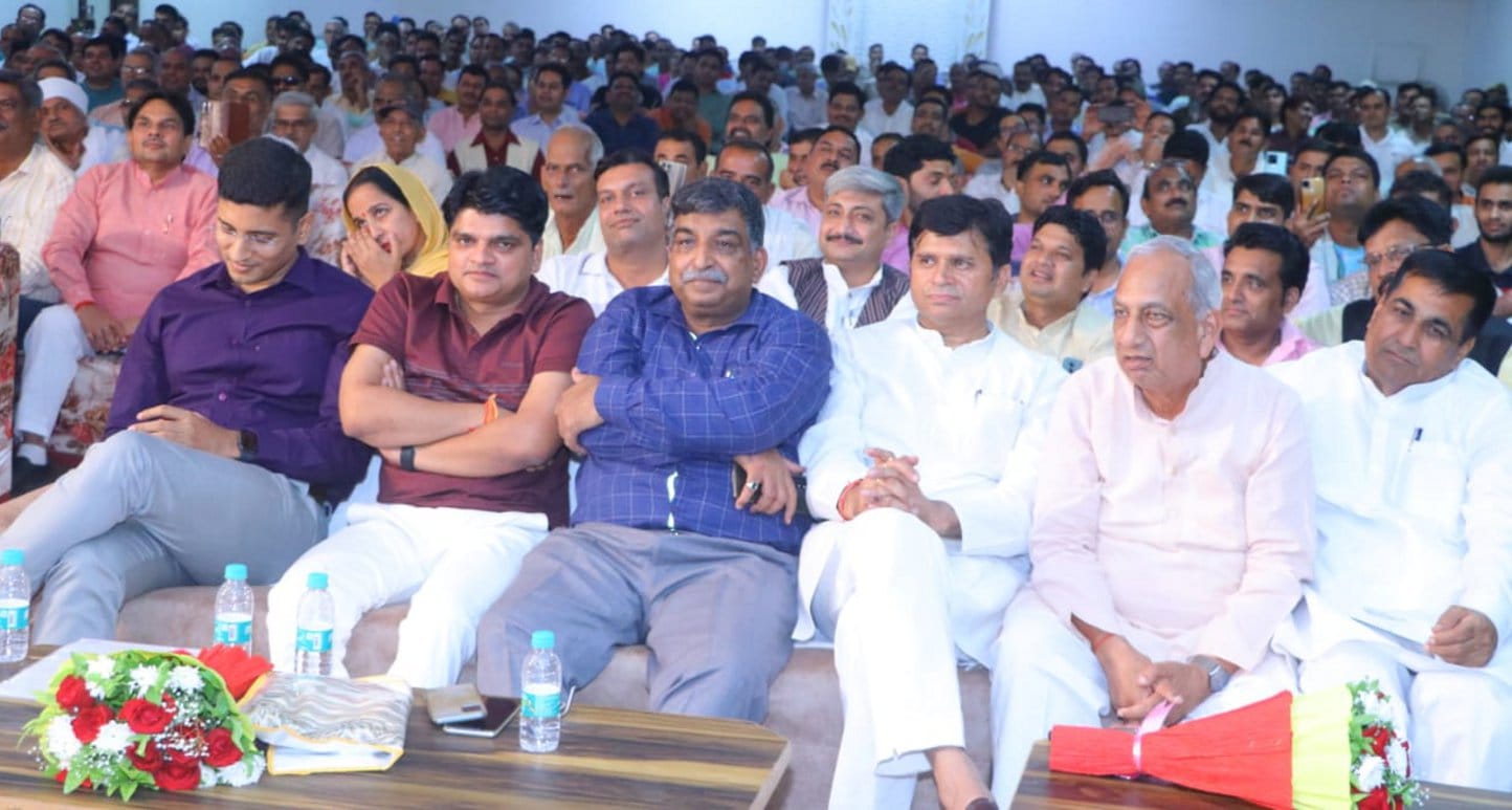 शामली दिल्ली रोड स्थित सिटी ग्रीन में स्थापना दिवस पर आयोजित विराट कवि सम्मेलन  में मौजूद अतिथिग?