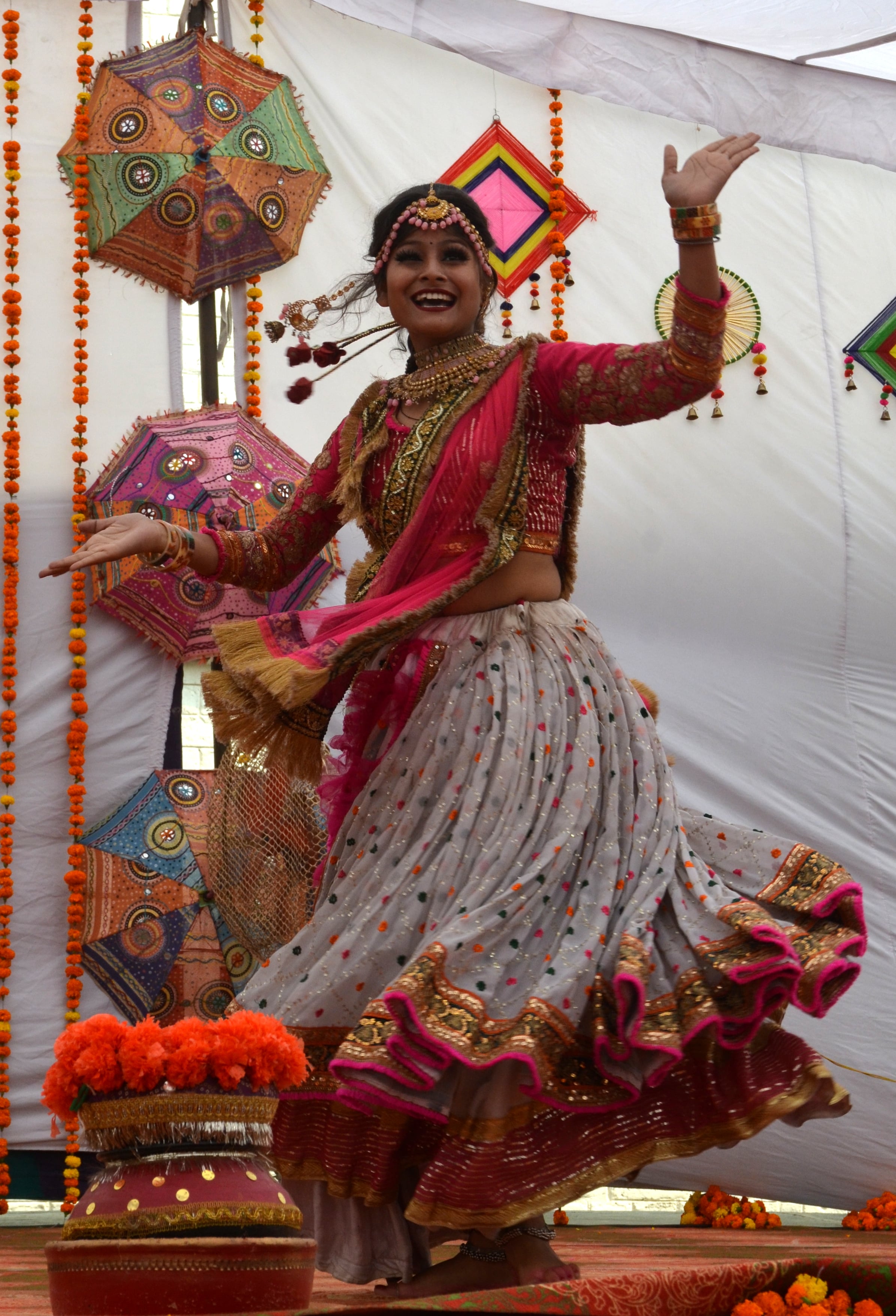 53: प0 चिरंजी लाल पीजी कालेज में आयोजित प्रतिभा खोज कार्यक्रम में प्रस्तुती देती कालेज की छात्रा। ? 53: प0 चिरंजी लाल पीजी कालेज में आयोजित प्रतिभा खोज कार्यक्रम में प्रस्तुती देती कालेज की छात्रा। ?