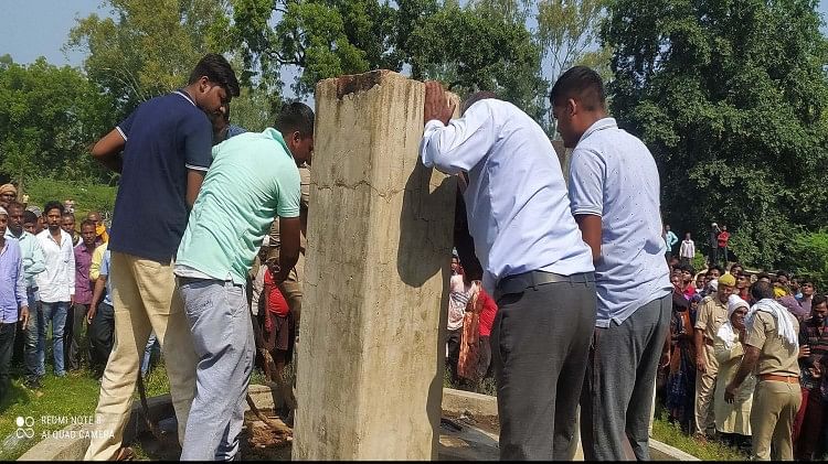 प्रयागराज : दुर्गा पूजा देखने निकले युवक की हत्या, शव पत्थर से बांध कुएं में फेंका, ग्रामीणों ने किया हंगामा
