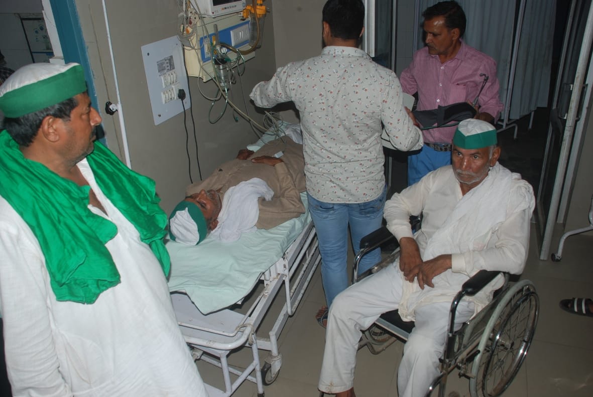 बागपत जिला अस्तपाल में भाकियू कार्यकर्ताओं के स्वास्थ्य की जांच करते स्वास्थ्यकर्मी