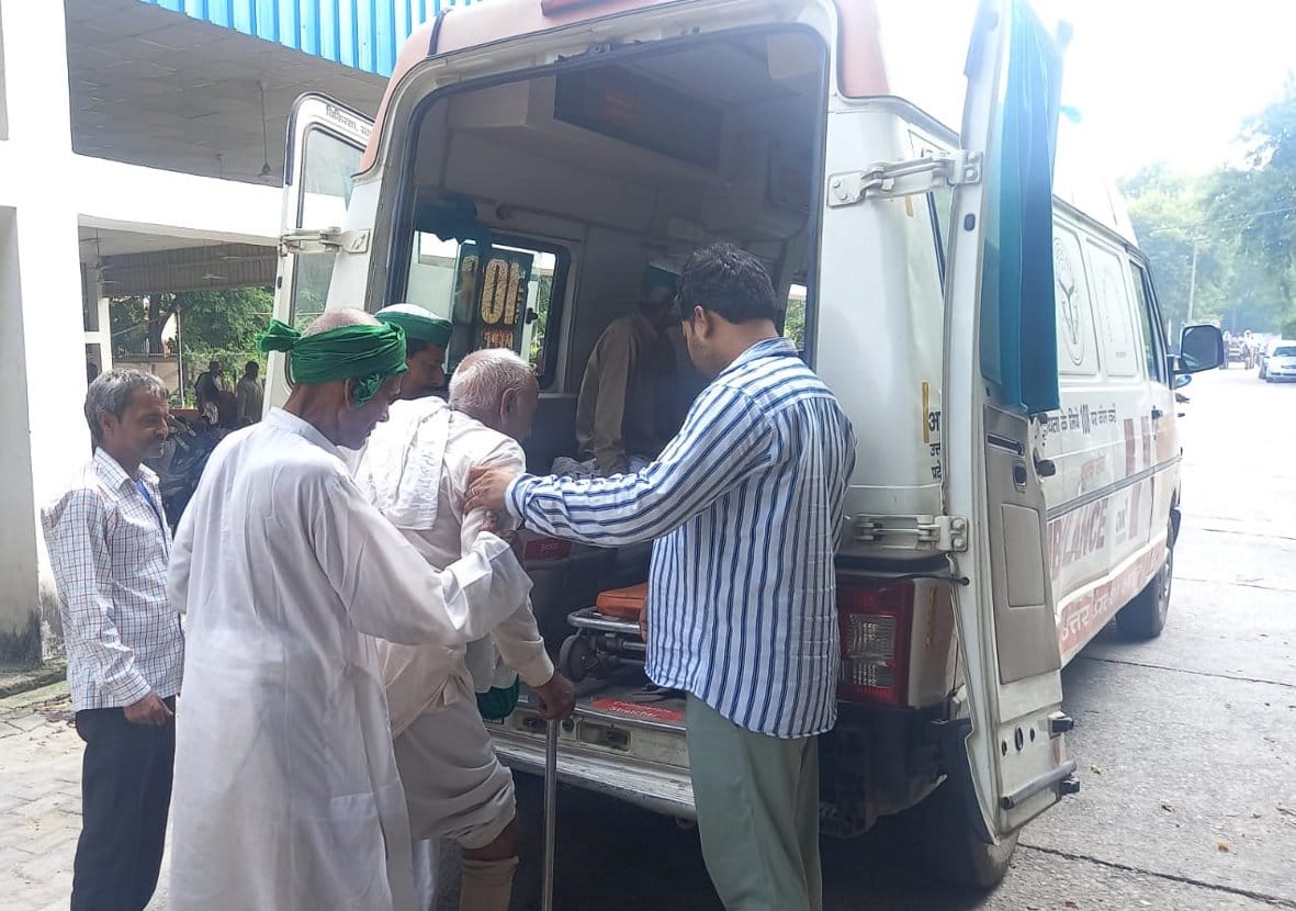 बागपत कलक्ट्रेट स्थित लोकमंच में धरने के दौरान हालत खराब हुई भाकियू कार्यकर्ता व किसान को एंबुल?