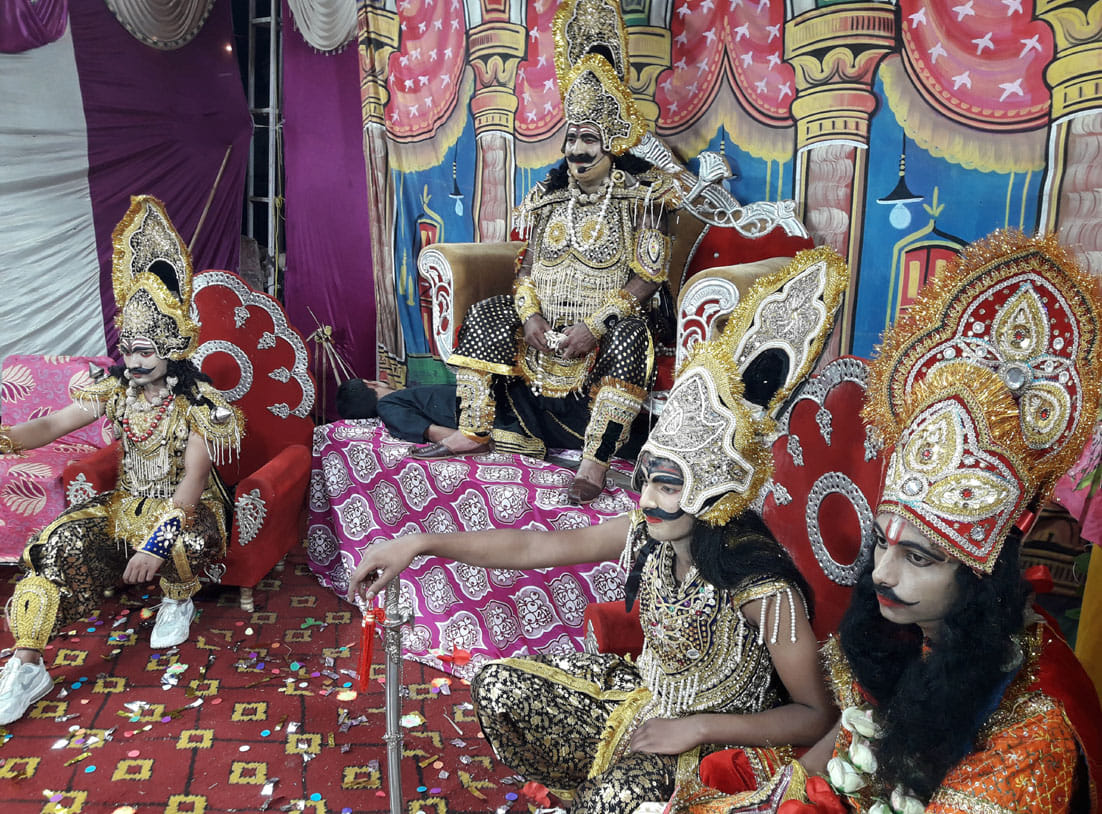 ृकड़ा की श्रीधार्मिक रामलीला में सेना के साथ दरबार में बैठा रावण ृकड़ा की श्रीधार्मिक रामलीला में सेना के साथ दरबार में बैठा रावण