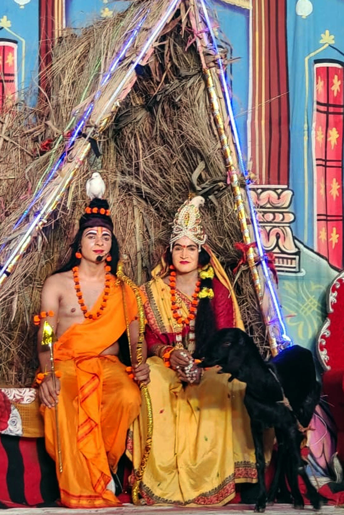 खेकड़ा के मोहल्ला अहिरान में रामलीला मंचन में पंचवटी में बैठे राम और सीता बने श्रीबालाजी रामलील?