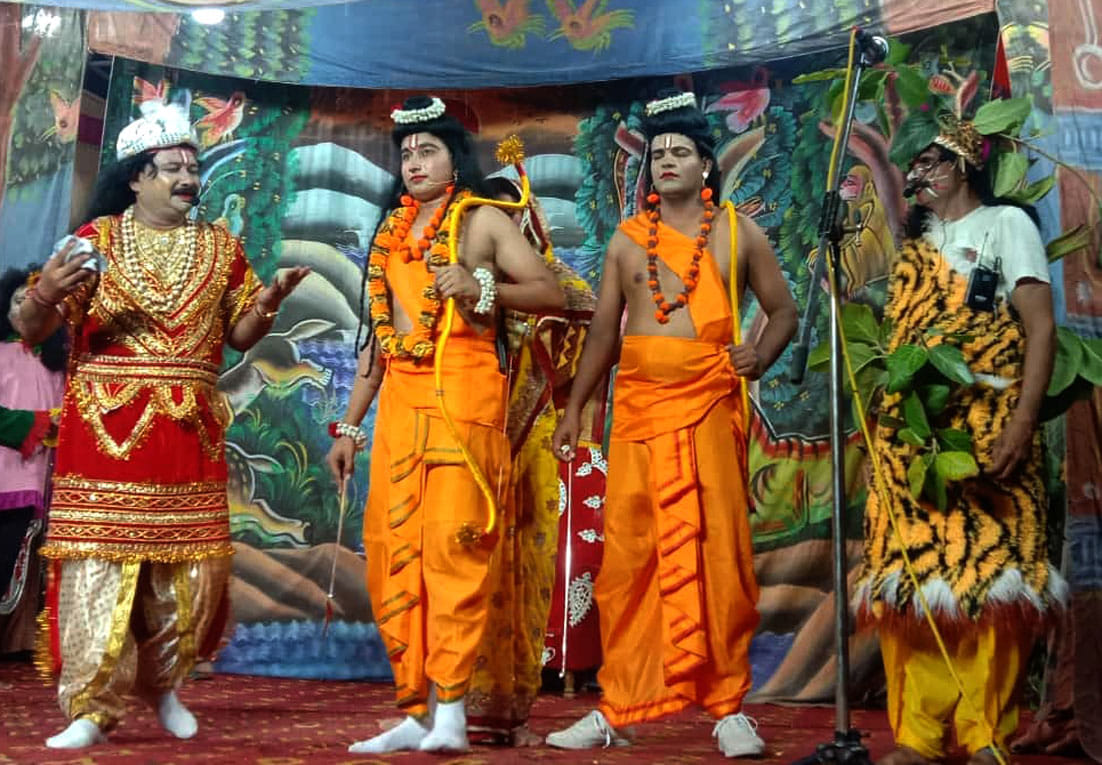 खेकड़ा में गांधी प्याऊ पर रामलीला मंचन करते कलाकार