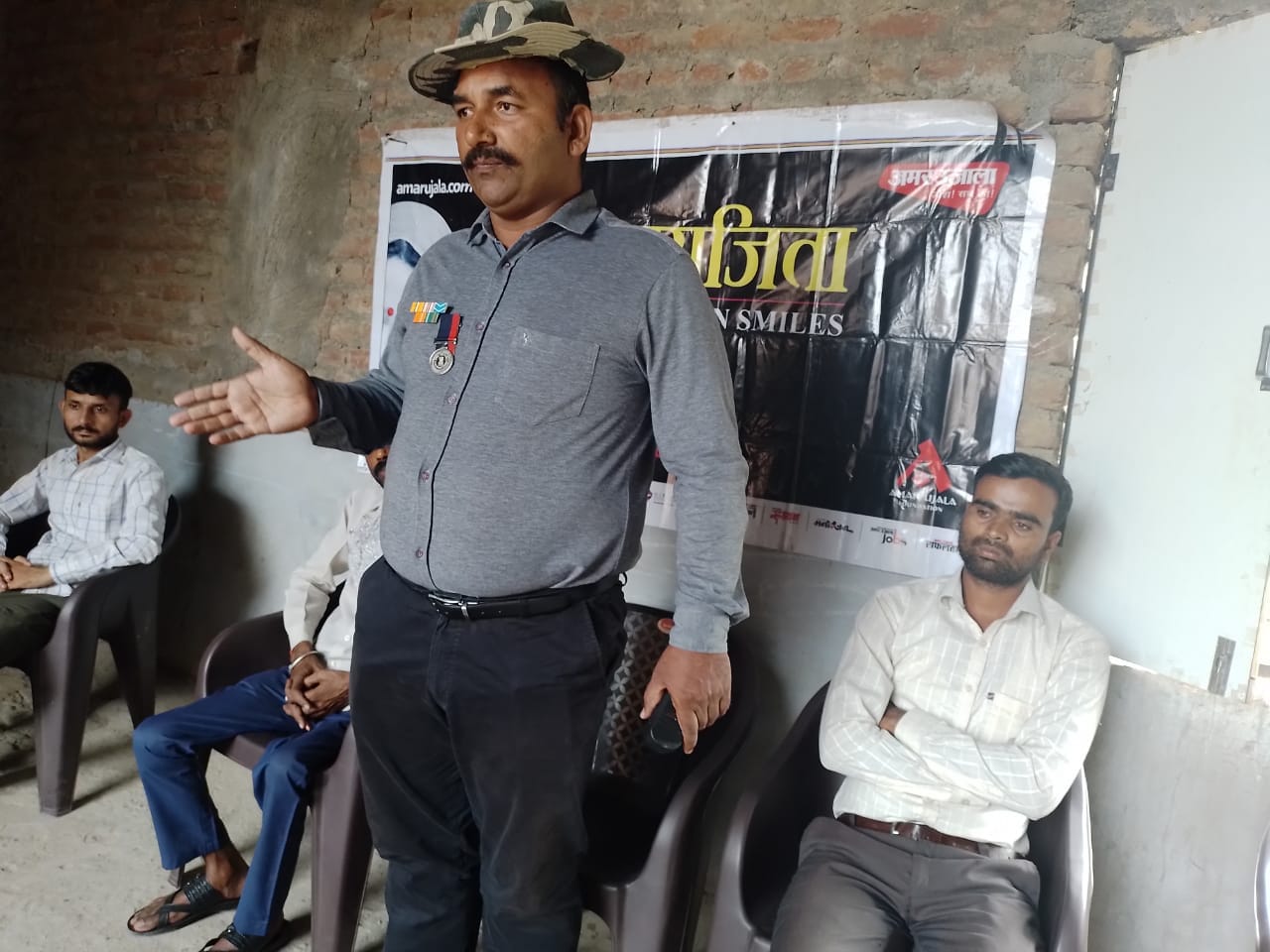 पराजिता कार्यक्रम में छात्राओं को संबोधित करते सीआरपीएफ के रिटायर्ड हवलदार नारायण हरि शर्मा पराजिता कार्यक्रम में छात्राओं को संबोधित करते सीआरपीएफ के रिटायर्ड हवलदार नारायण हरि शर्मा