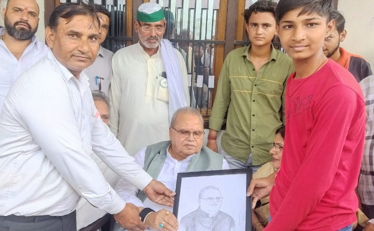 राज्यपाल सतपाल मलिक को पेंटिंग देते बच्चा । संवाद