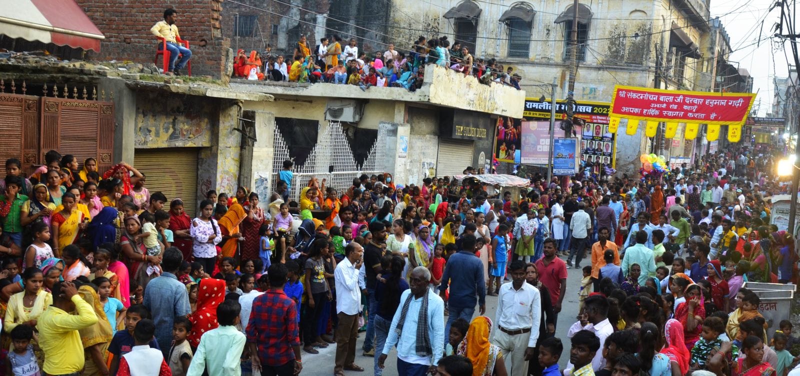 शहर में निकाली गई राम बरात में सड़कों व छत पर उमड़ी भीड़। संवाद शहर में निकाली गई राम बरात में सड़कों व छत पर उमड़ी भीड़। संवाद