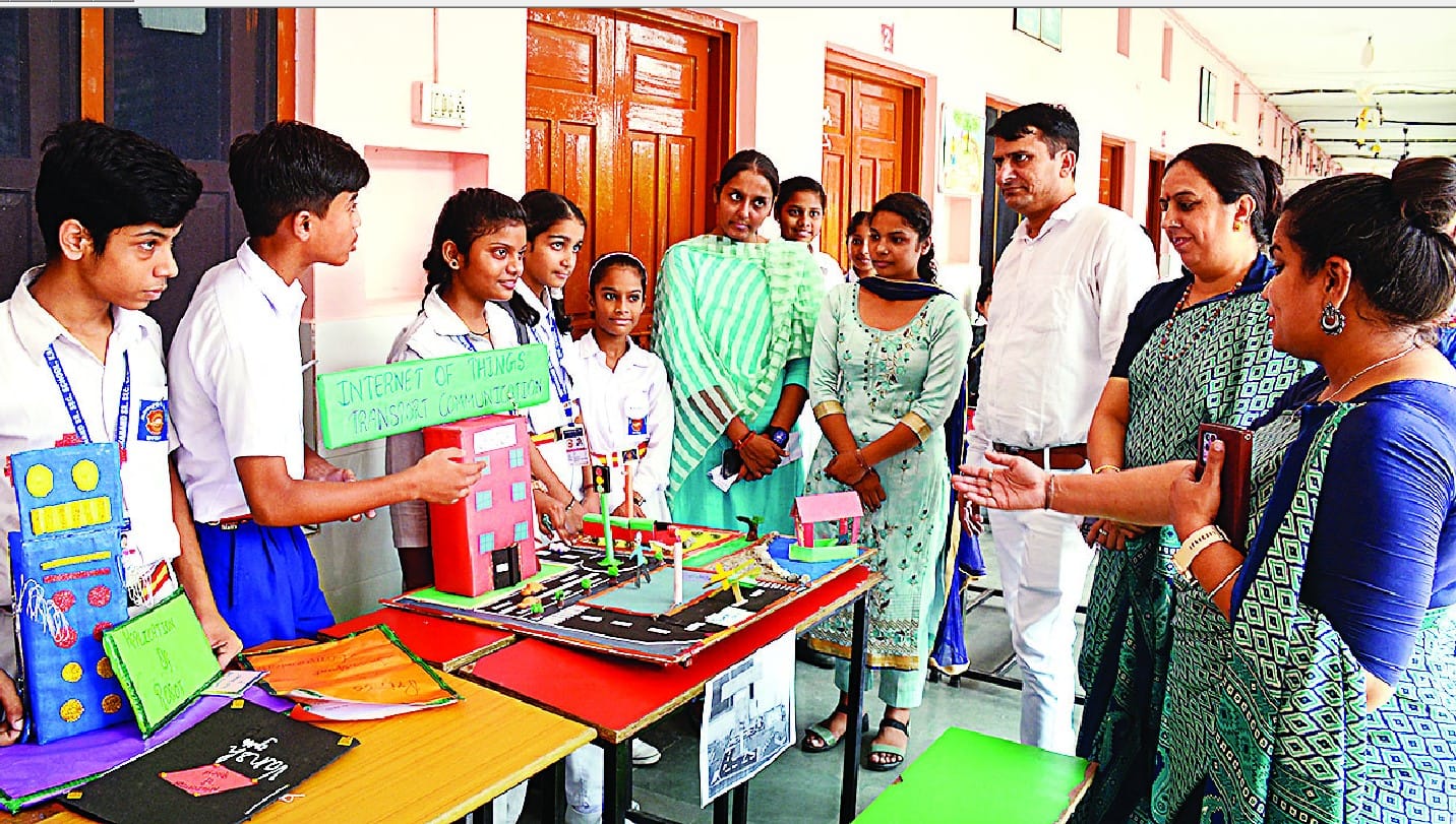 Somya in the quiz, Vansh's team first in the exhibition Somya in the quiz, Vansh's team first in the exhibition