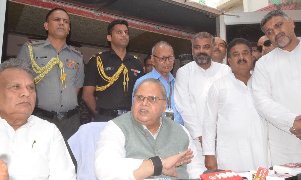 उबारपुर गांव में पत्रकारों से वार्ता करते राज्यपाल सतपाल मलिक। संवाद