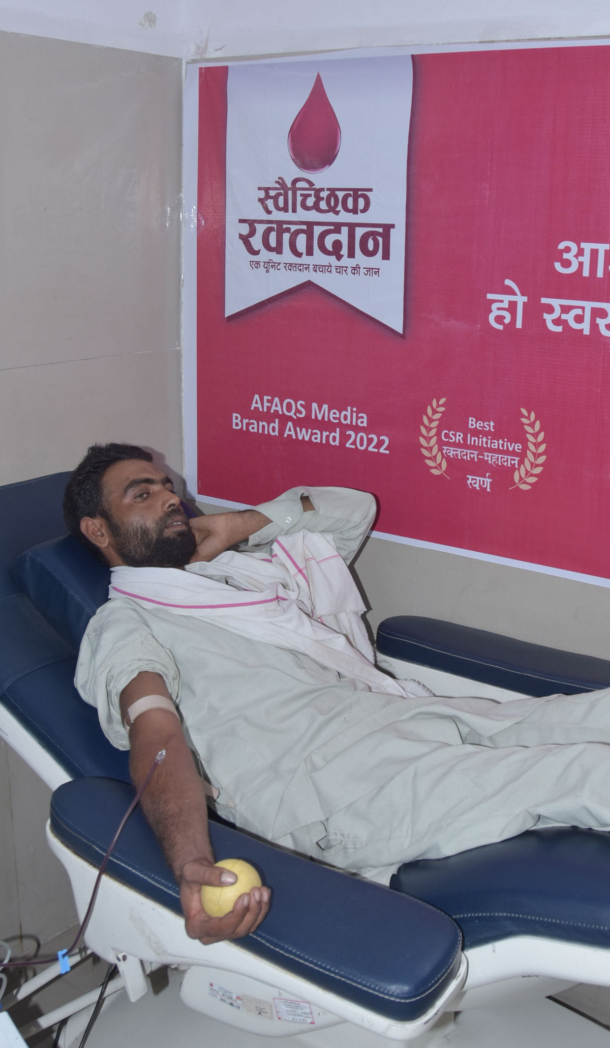 अमर उजाला फाउंडेशन द्वारा जिला अस्पताल में आयोजित रक्तदान करते रक्तदाता अमर उजाला फाउंडेशन द्वारा जिला अस्पताल में आयोजित रक्तदान करते रक्तदाता