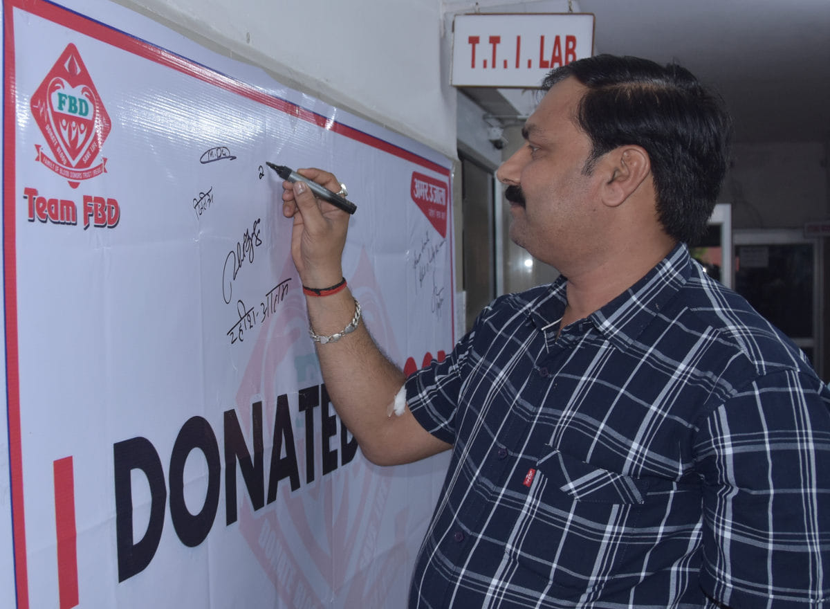 अमर उजाला फाउंडेशन द्वारा जिला अस्पताल में आयोजित रक्तदान शिविर में हस्ताक्षर करते रक्तदाता अमर उजाला फाउंडेशन द्वारा जिला अस्पताल में आयोजित रक्तदान शिविर में हस्ताक्षर करते रक्तदाता