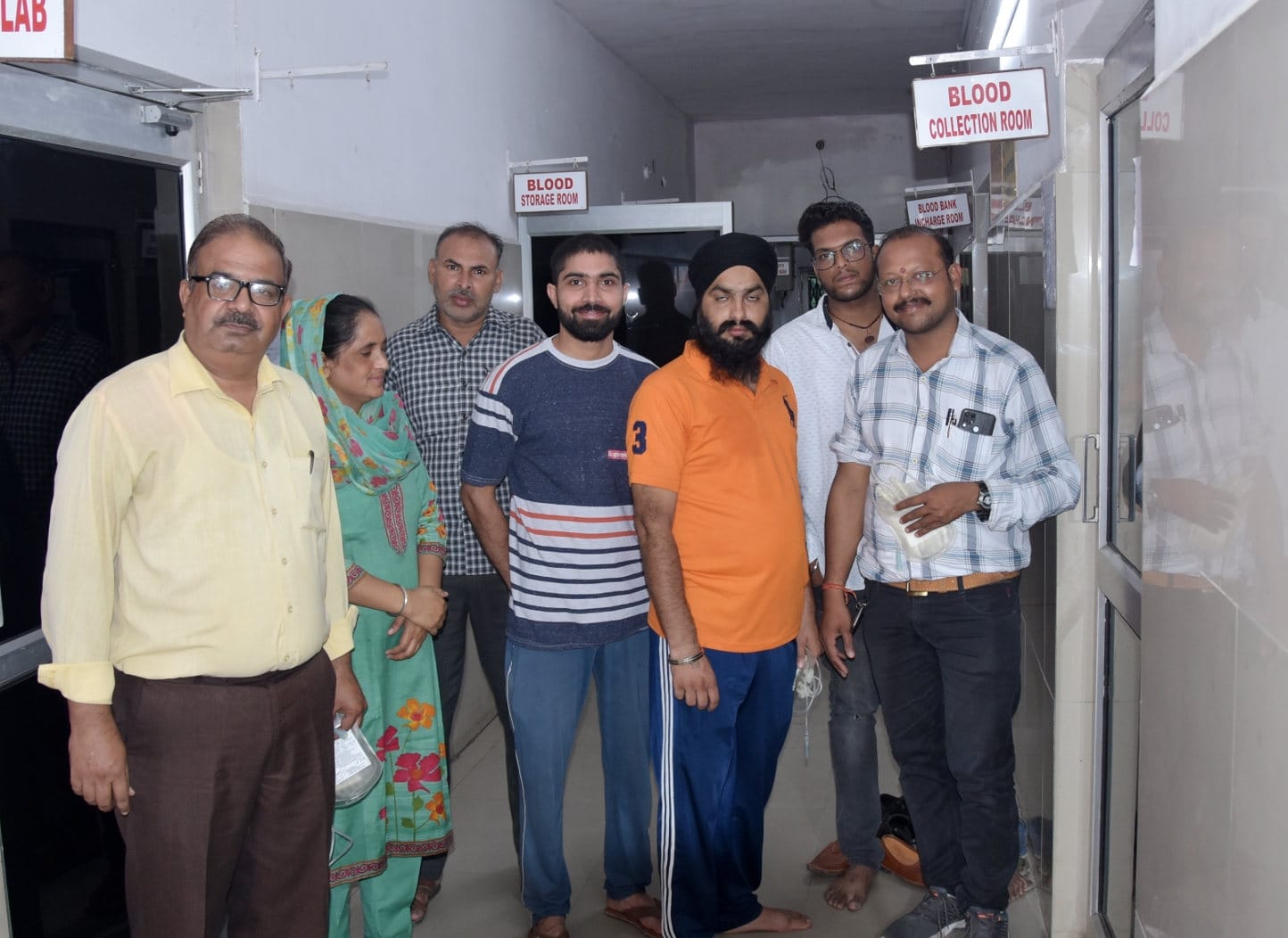 अमर उजाला फाउंडेशन द्वारा जिला अस्पताल में आयोजित शिविर में रक्तदान के लिये लाइन में लगे रक्तदा? अमर उजाला फाउंडेशन द्वारा जिला अस्पताल में आयोजित शिविर में रक्तदान के लिये लाइन में लगे रक्तदा?