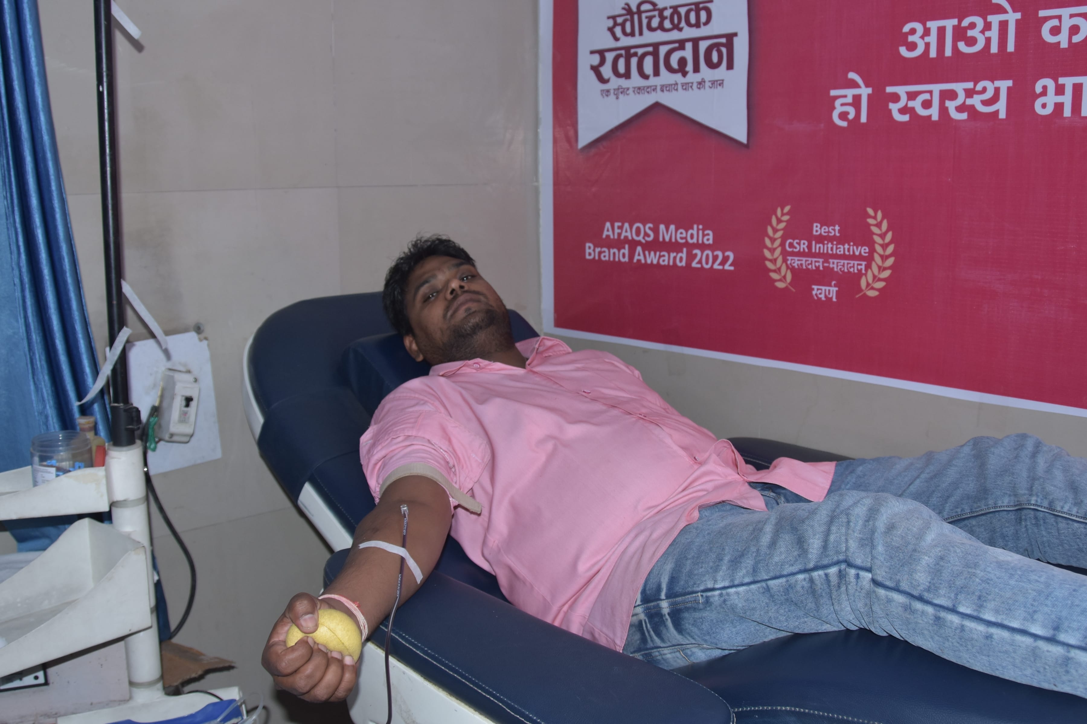 अमर उजाला फाउंडेशन द्वारा जिला अस्पताल में आयोजित शिविर में रक्तदाता करते रक्तदाता अमर उजाला फाउंडेशन द्वारा जिला अस्पताल में आयोजित शिविर में रक्तदाता करते रक्तदाता