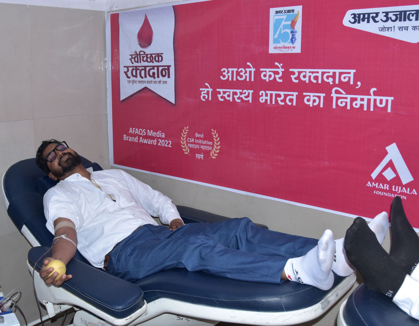 अमर उजाला फाउंडेशन द्वारा जिला अस्पताल में आयोजित शिविर में रक्तदाता करते रक्तदाता अमर उजाला फाउंडेशन द्वारा जिला अस्पताल में आयोजित शिविर में रक्तदाता करते रक्तदाता