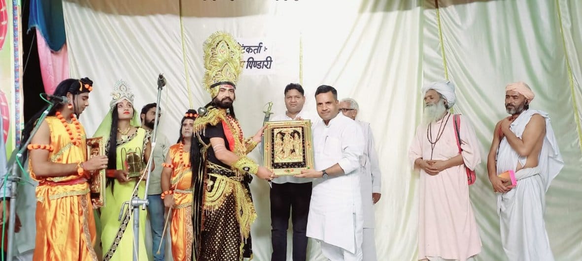 बागपत के बागेश्वर मंदिर में रामलीला के कलाकारों को सम्मानित करते सांसद प्रतिनिधि ठाकुर प्रदीप स बागपत के बागेश्वर मंदिर में रामलीला के कलाकारों को सम्मानित करते सांसद प्रतिनिधि ठाकुर प्रदीप स
