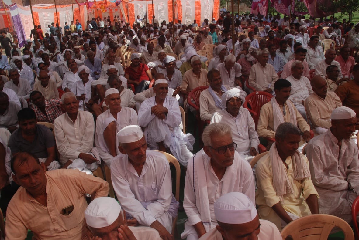 बागपत के सुल्तानपुर हटाना गांव में आयोजित सम्मान समारोह में भाग लेते ग्रामीण। बागपत के सुल्तानपुर हटाना गांव में आयोजित सम्मान समारोह में भाग लेते ग्रामीण।