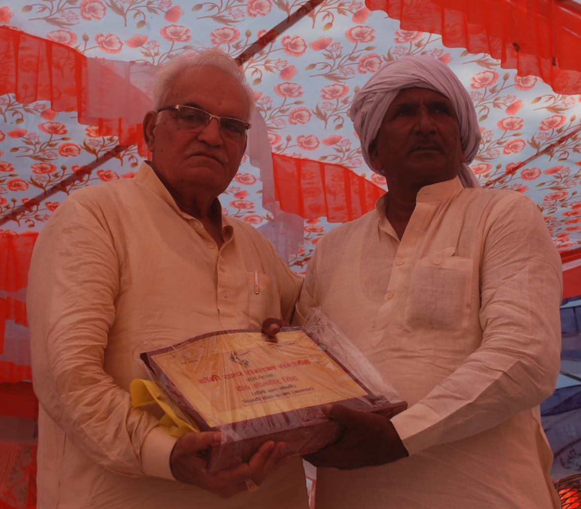 बागपत के सुल्तानपुर हटाना गांव में आयोजित सम्मान समारोह में पहुंचे हरियाणा के पूर्व विधायक आनंद बागपत के सुल्तानपुर हटाना गांव में आयोजित सम्मान समारोह में पहुंचे हरियाणा के पूर्व विधायक आनंद
