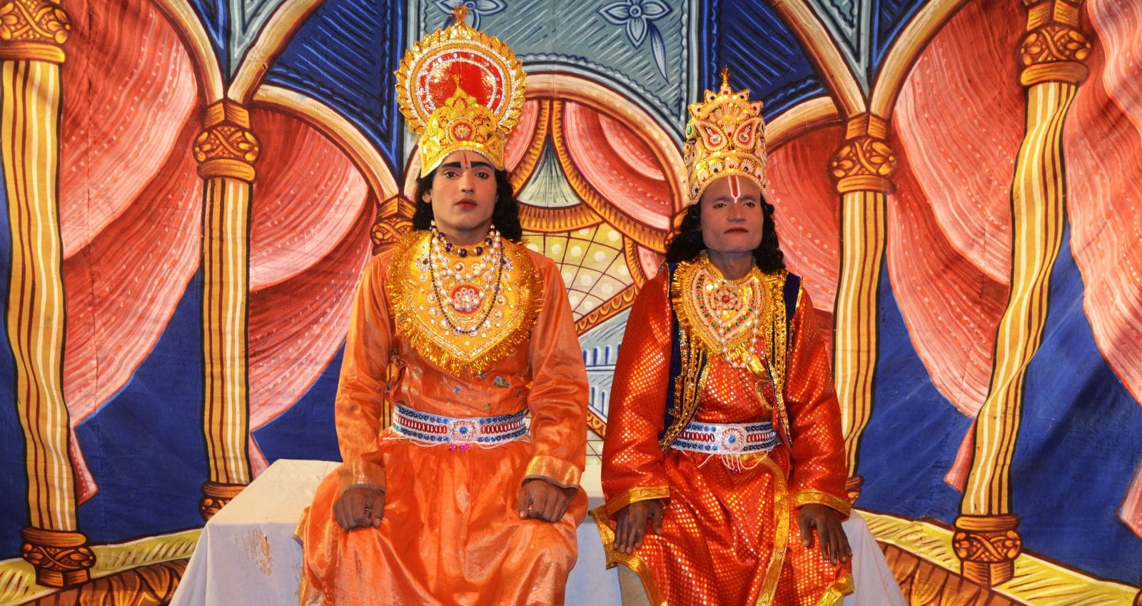 भगवान राम वनवास जाने के लिए बैठे हुए। संवाद भगवान राम वनवास जाने के लिए बैठे हुए। संवाद
