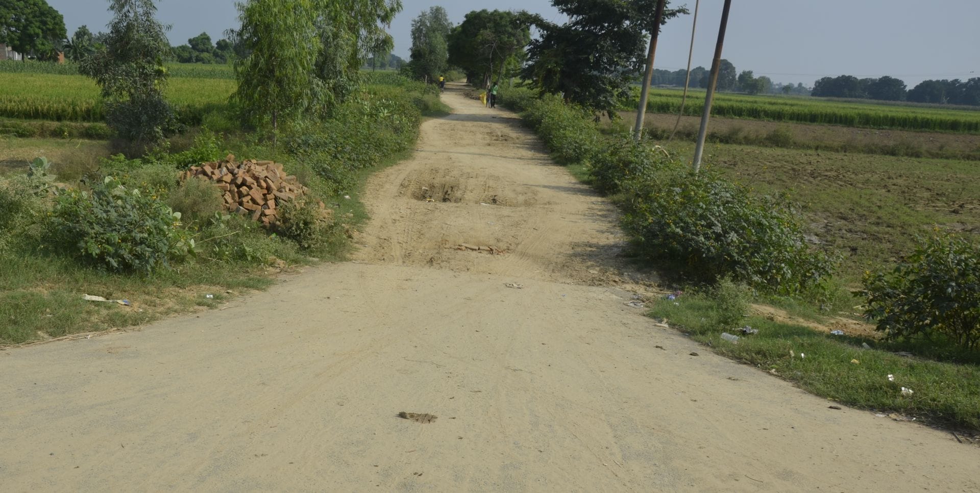 बाईपास से मीरा जी चौकी जाने वाला कच्चा रास्ता। संवाद