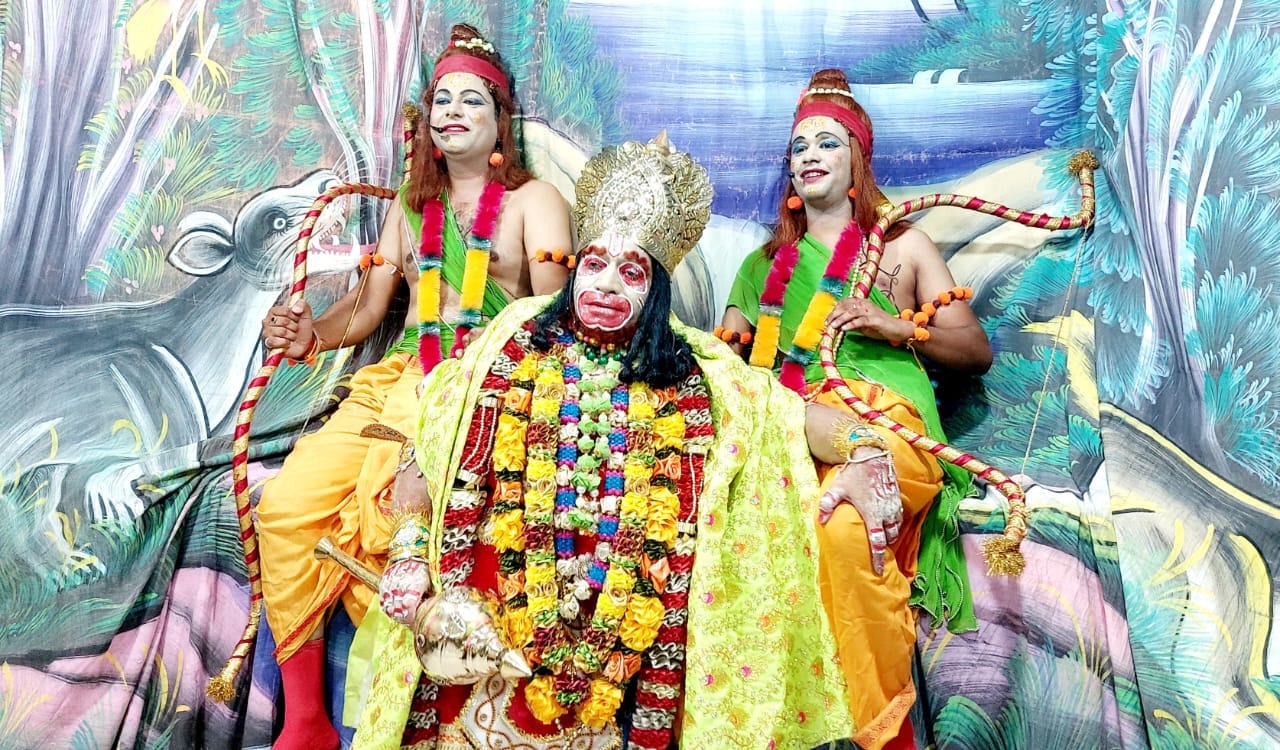 चिलकाना की रामलीला में राम लक्ष्मण को अपने कंधे पर बैठाए हनुमानजी