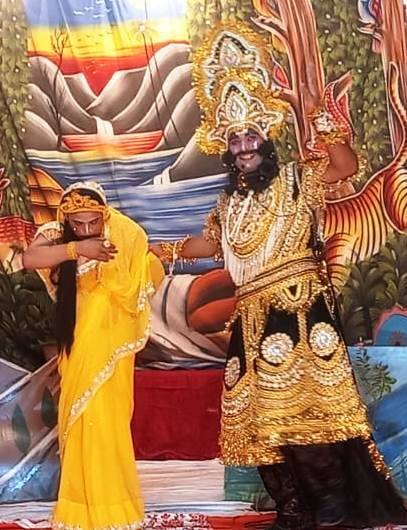 गंगोह में हिंदू सभा सराय की रामलीला में माता सीता का हरण करता लंकापति रावण गंगोह में हिंदू सभा सराय की रामलीला में माता सीता का हरण करता लंकापति रावण
