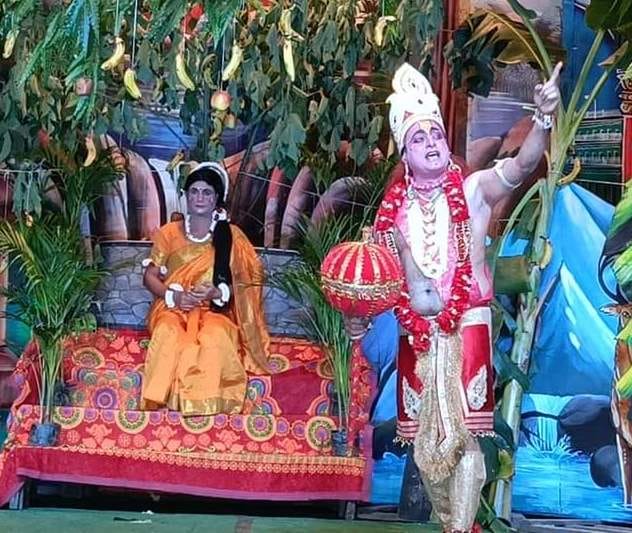 गंगोह में पुरातन रामलीला में अशोक वाटिका में माता सीता से बात करते हनुमान