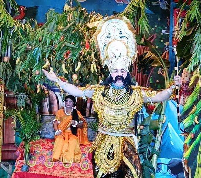 गंगोह में पुरातन रामलीला में अशोक वाटिका में माता सीता से बात करता लंकापति रावण