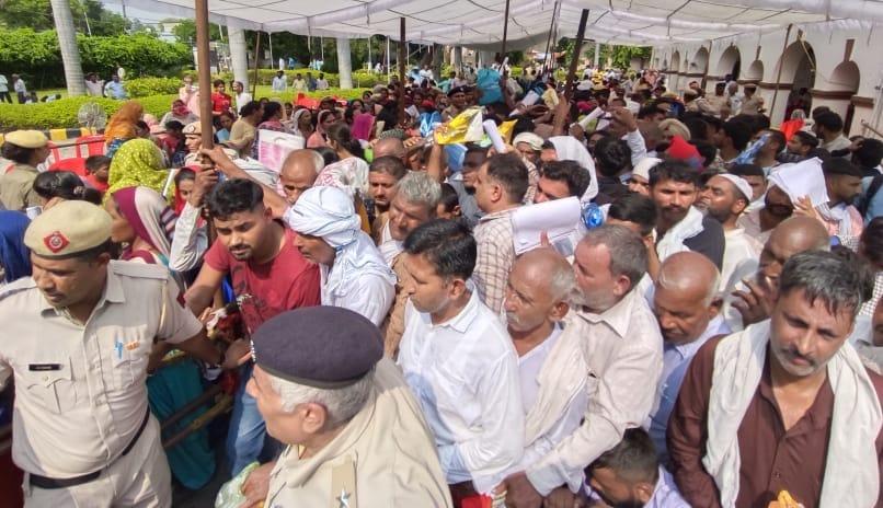 गृहमंत्री के जनता दरबार में पहुंचे फरियादी। 