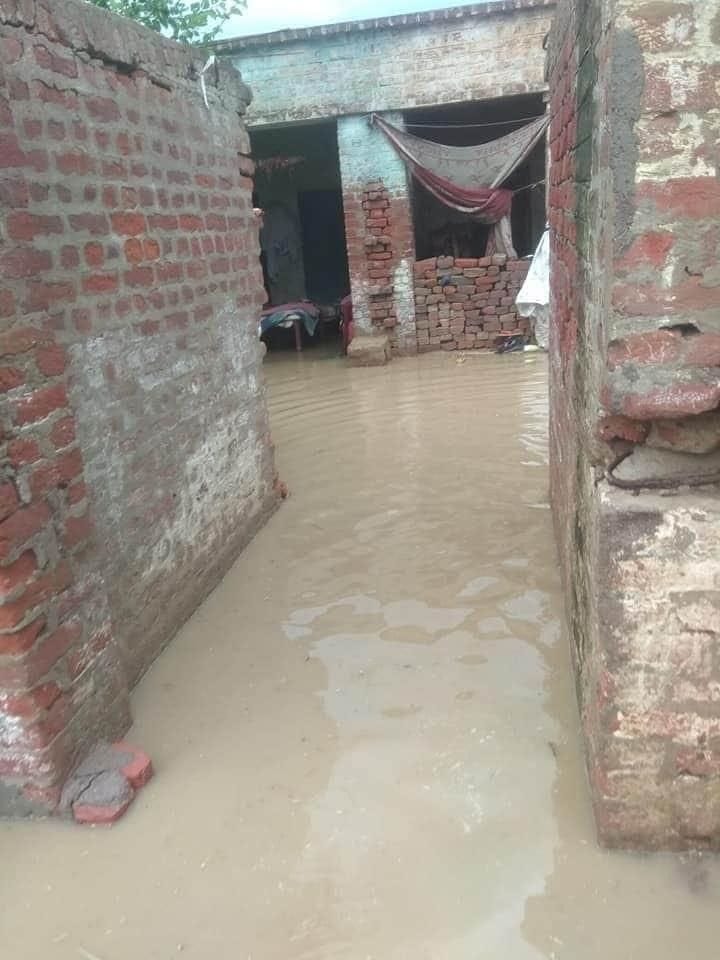 हिसार। राजली गांव के घर में घुसा हुआ बारिश का पानी। संवाद