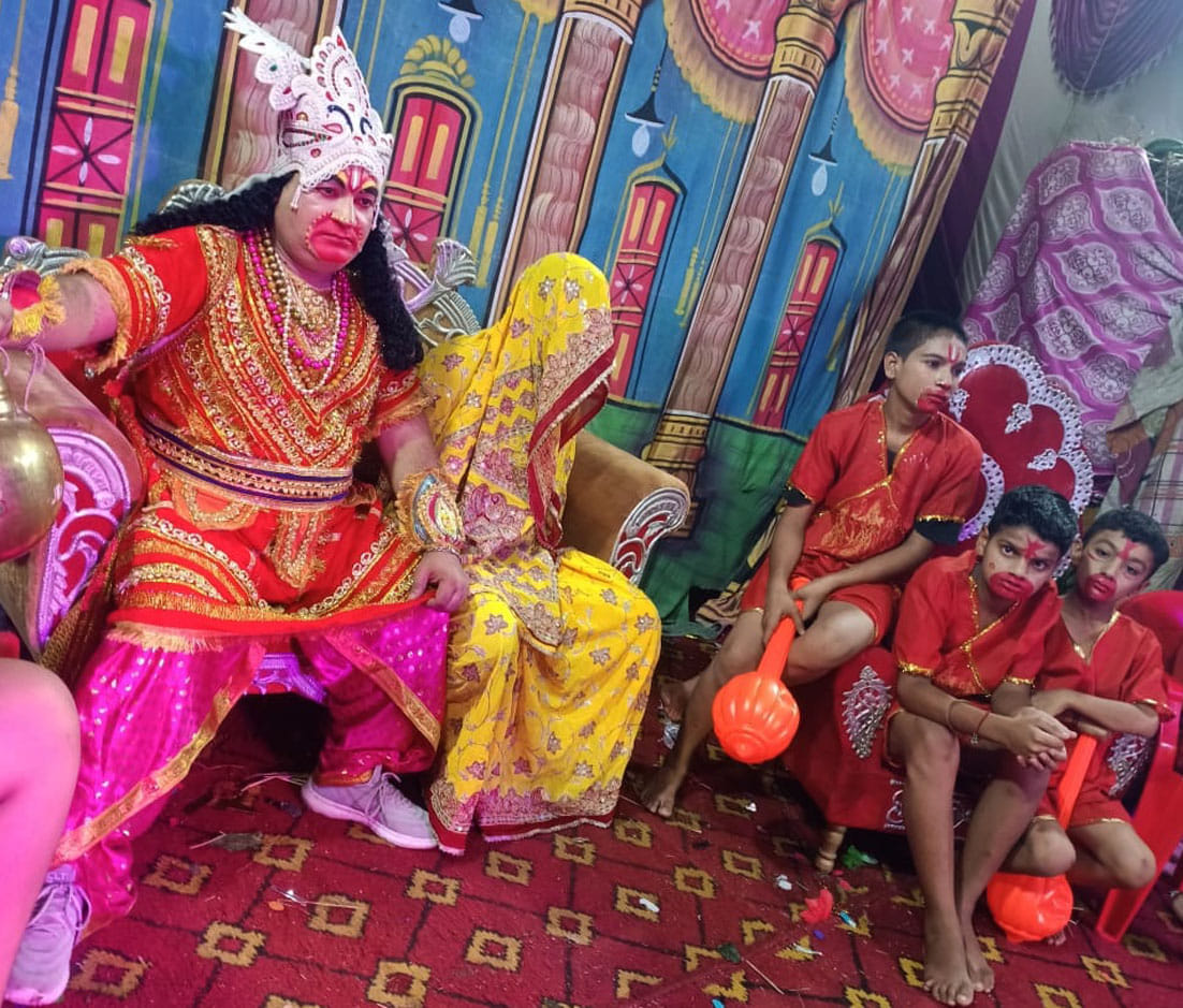 खेकड़ा की गांधी प्याऊ पर रामलीला मंचन में सेना के साथ दरबार में बैठे वानर राज बाली खेकड़ा की गांधी प्याऊ पर रामलीला मंचन में सेना के साथ दरबार में बैठे वानर राज बाली