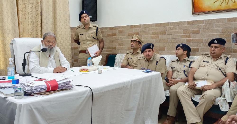 लोगों की समस्याएं सुनते गृहमंत्री अनिल विज। 