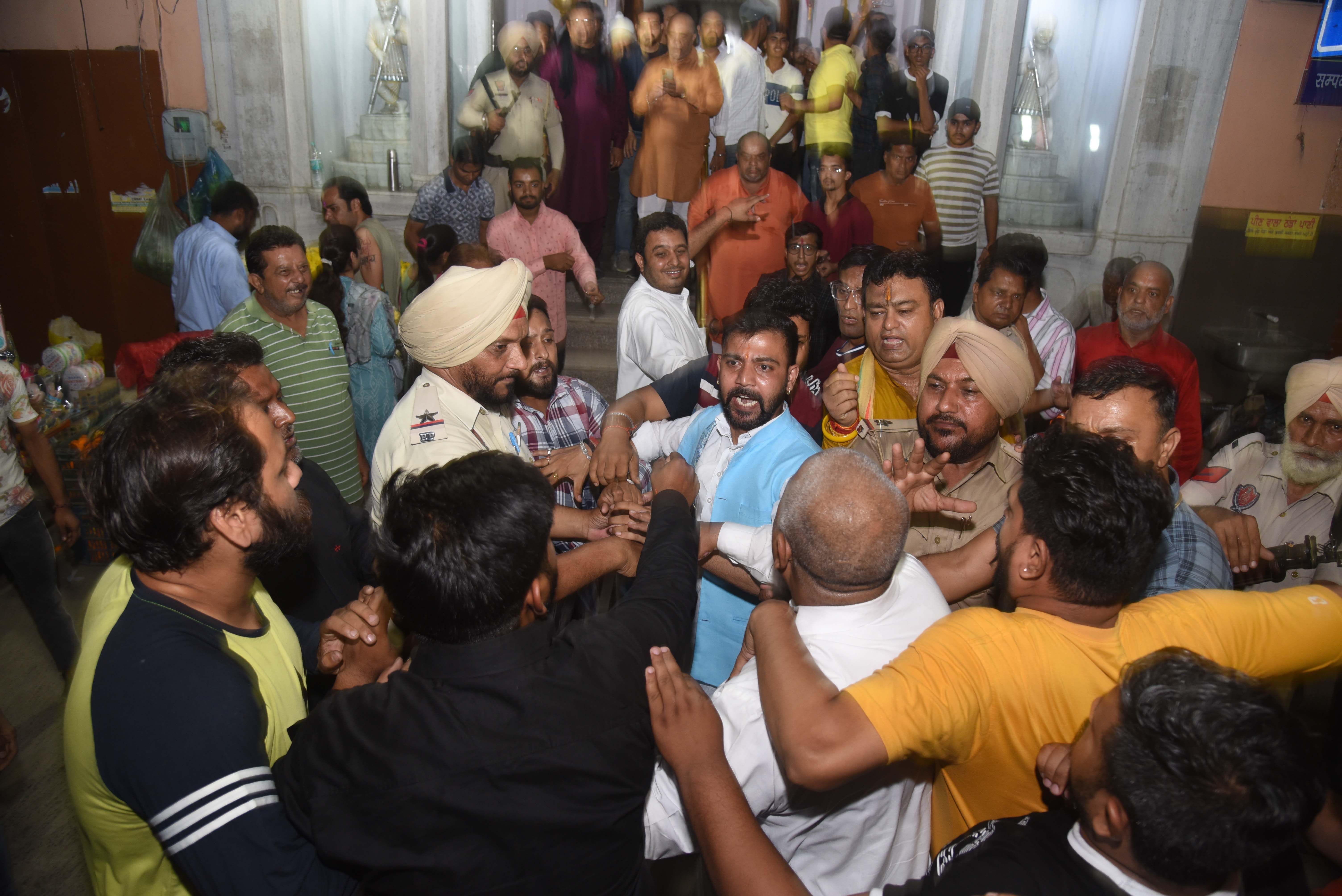 लुधियाना के सिंगला सिवालय मंदिर में पंजाबी सिंगर जी खान के माफीनामे के बाद भिडे़ दो गुटों को रोकत