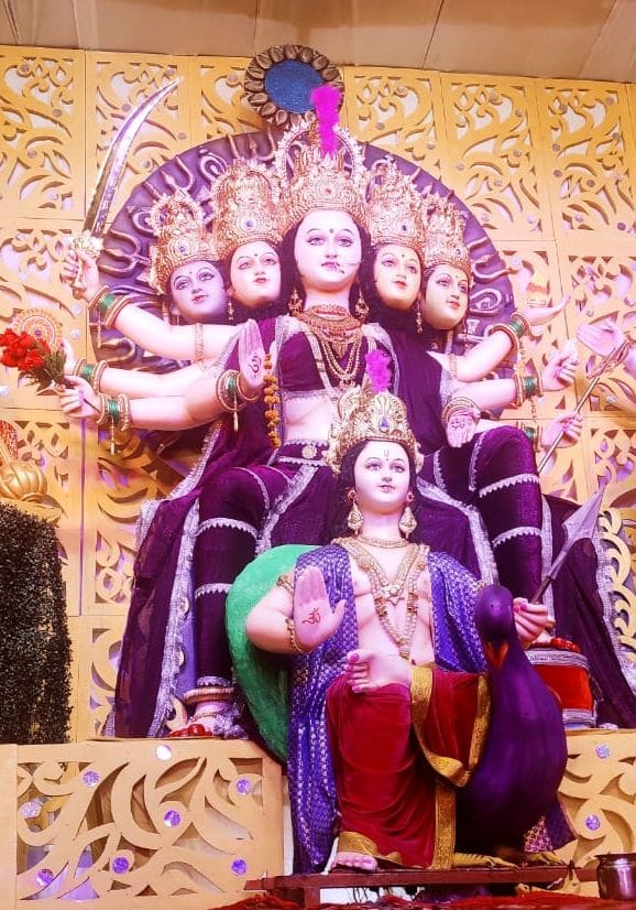महेश्वरी देवी नवयुवक समाज के पंडाल में विराजमान देवी दुर्गा की प्रतिमा।