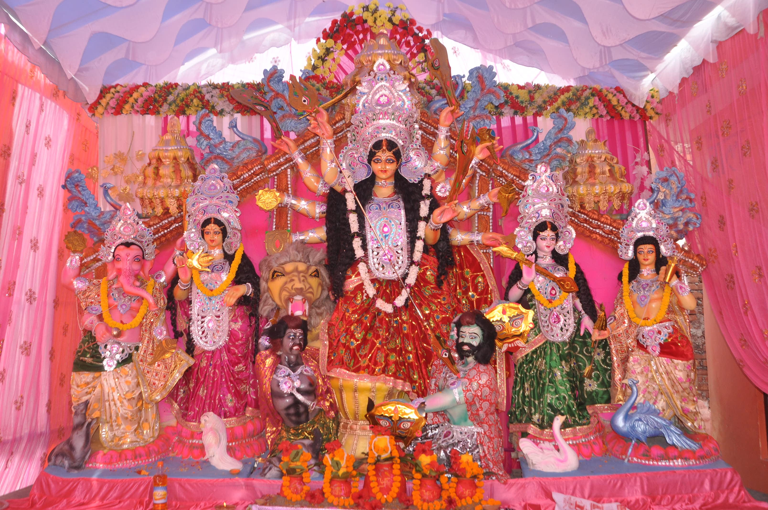 नगर के लारीरोड पर नवयुवक मंगल दल मां दुर्गा पूजा समिति द्वारा स्थापित मां की प्रतिमा।संवाद नगर के लारीरोड पर नवयुवक मंगल दल मां दुर्गा पूजा समिति द्वारा स्थापित मां की प्रतिमा।संवाद