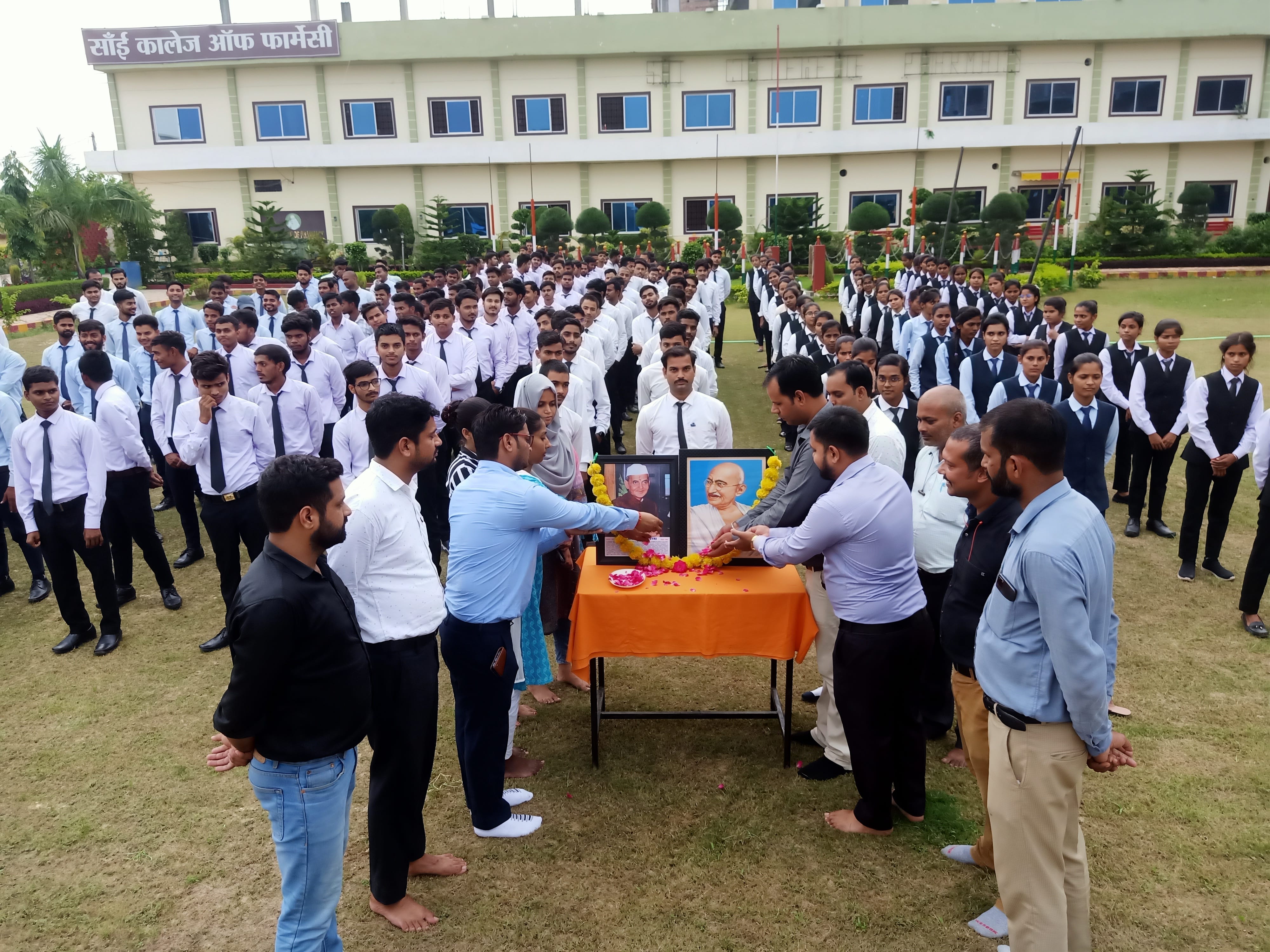 नगर के सिकटिया स्थित सांई कालेज आफ फार्मेंसी में महात्मा गांधी और लाल बहादुर शास्त्री की जयंती प?