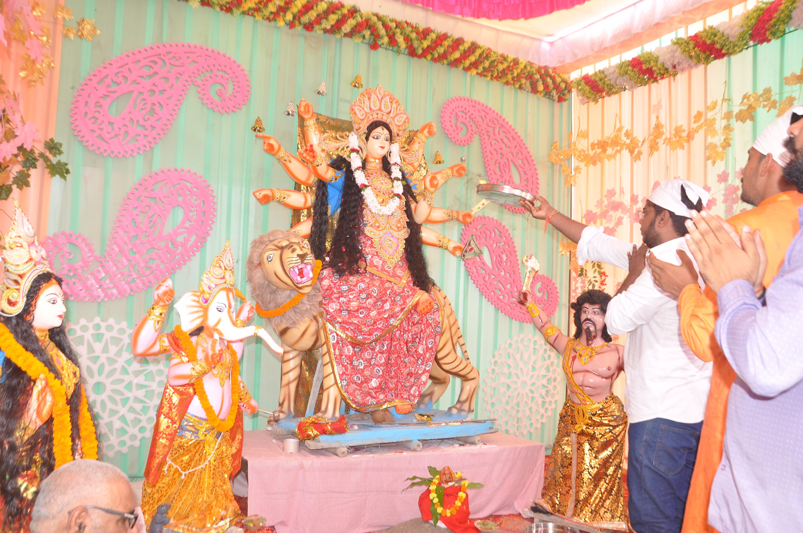 नगर के संस्कृत पाठशाला पर विराट मां दुर्गा पूजा समिति द्वारा स्थापित मां की प्रतिमा की आरती करते नगर के संस्कृत पाठशाला पर विराट मां दुर्गा पूजा समिति द्वारा स्थापित मां की प्रतिमा की आरती करते