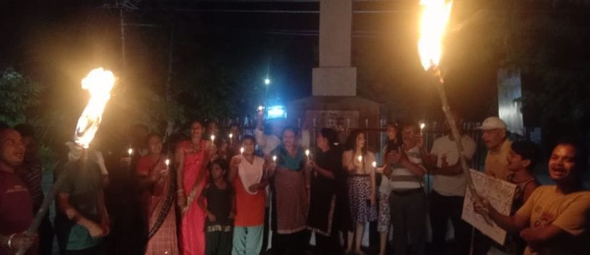 पंतनगर में उक्रांद के नेतृत्व में मशाल जुलूस निकालते परिसरवासी । पंतनगर में उक्रांद के नेतृत्व में मशाल जुलूस निकालते परिसरवासी ।