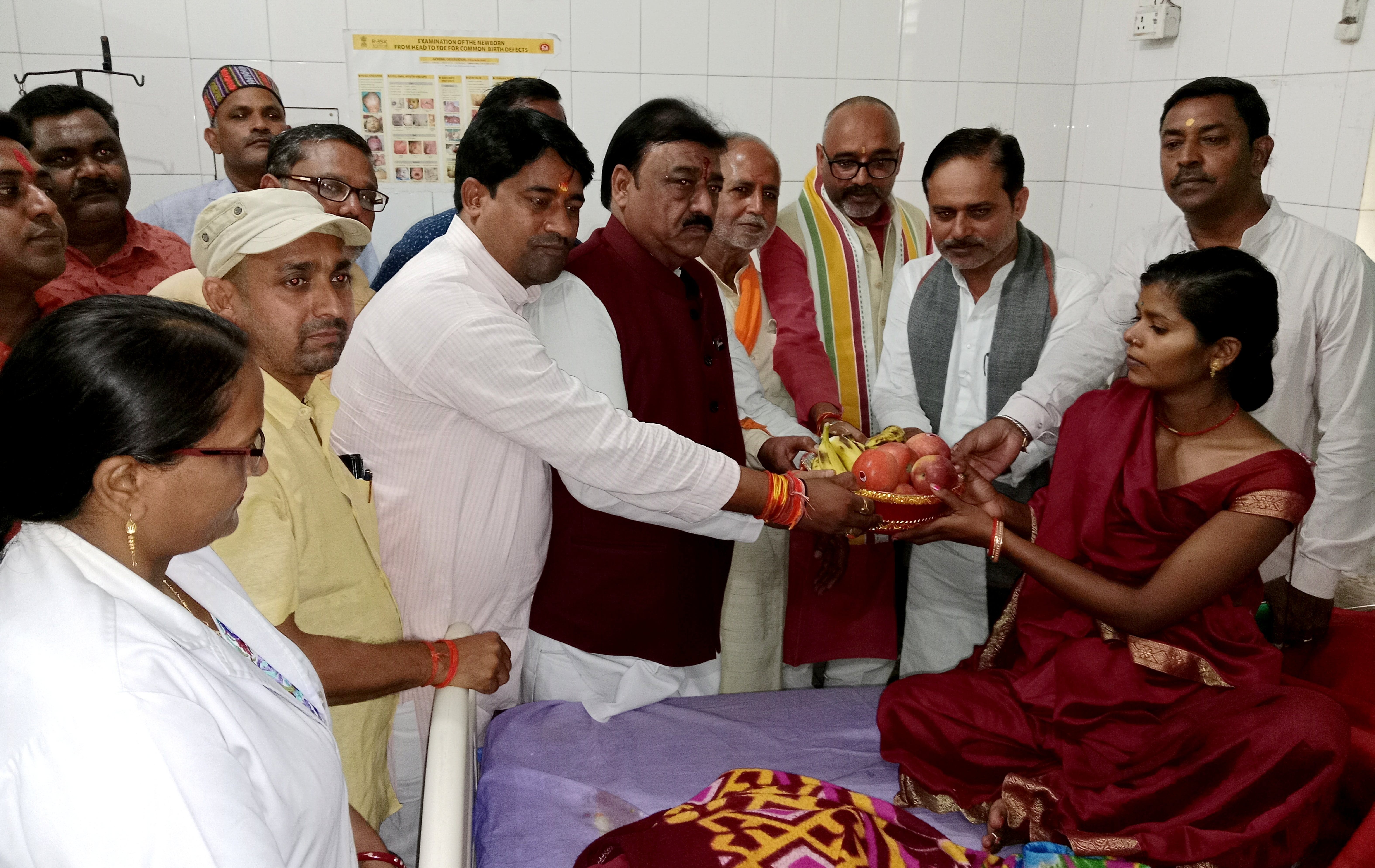 राबर्ट्सगंज प्रसव केंद्र में गांधी जयंती पर फल वितरण करते विधायक, भाजपा जिलाध्यक्ष,नपा के पूर्व? राबर्ट्सगंज प्रसव केंद्र में गांधी जयंती पर फल वितरण करते विधायक, भाजपा जिलाध्यक्ष,नपा के पूर्व?