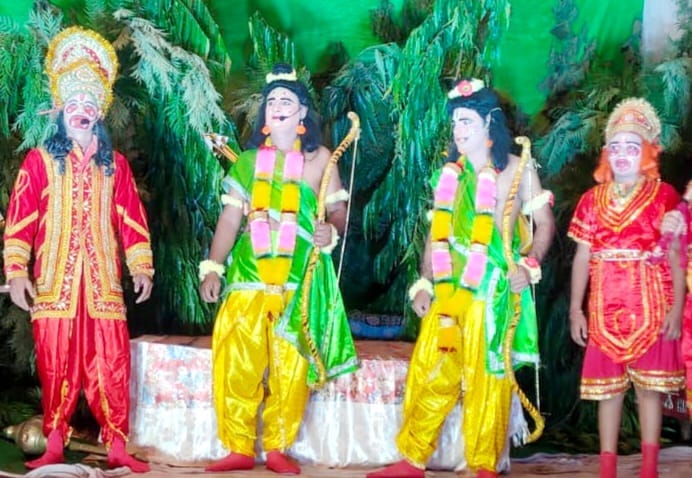 सुलतानपुर की रामलीला में सुग्रीव के साथ राम लक्ष्मण