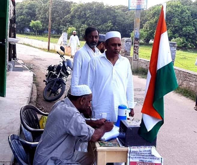 सड़क निर्माण के लिए चंदा इकट्ठा करते साईम सिद्दीकी सड़क निर्माण के लिए चंदा इकट्ठा करते साईम सिद्दीकी