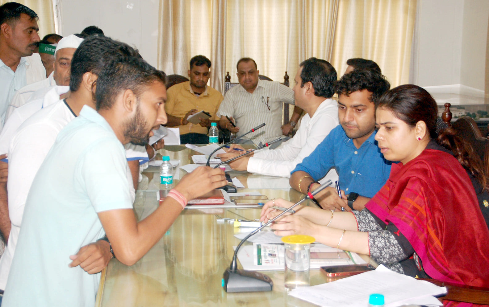 शामली कलक्ट्रेट सभागार में आयोजित संर्पूण समाधान दिवस में शिकायत सुनती डीएम जसजीत कौर व एसडीएम ?