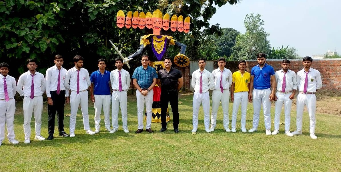 शामली में बीएसएम स्कूल में रावण के पुतले के साथ स्कूल चेयरमैन सूर्यवीर सिंह व छात्र।