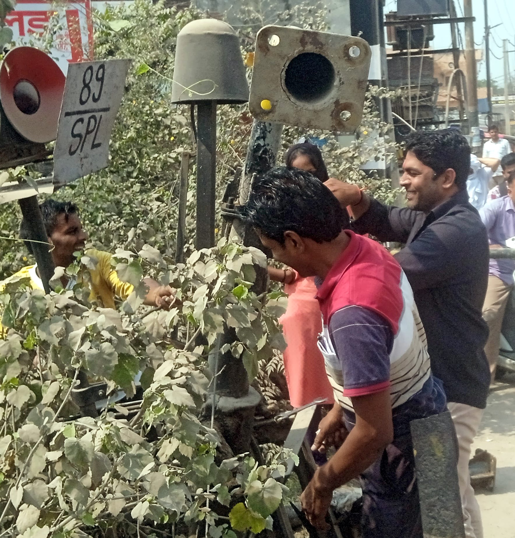 शामली में बुढ़ाना रेलवे फाटक के बैरियर को ठीक करते रेलवे कर्मचारी। शामली में बुढ़ाना रेलवे फाटक के बैरियर को ठीक करते रेलवे कर्मचारी।