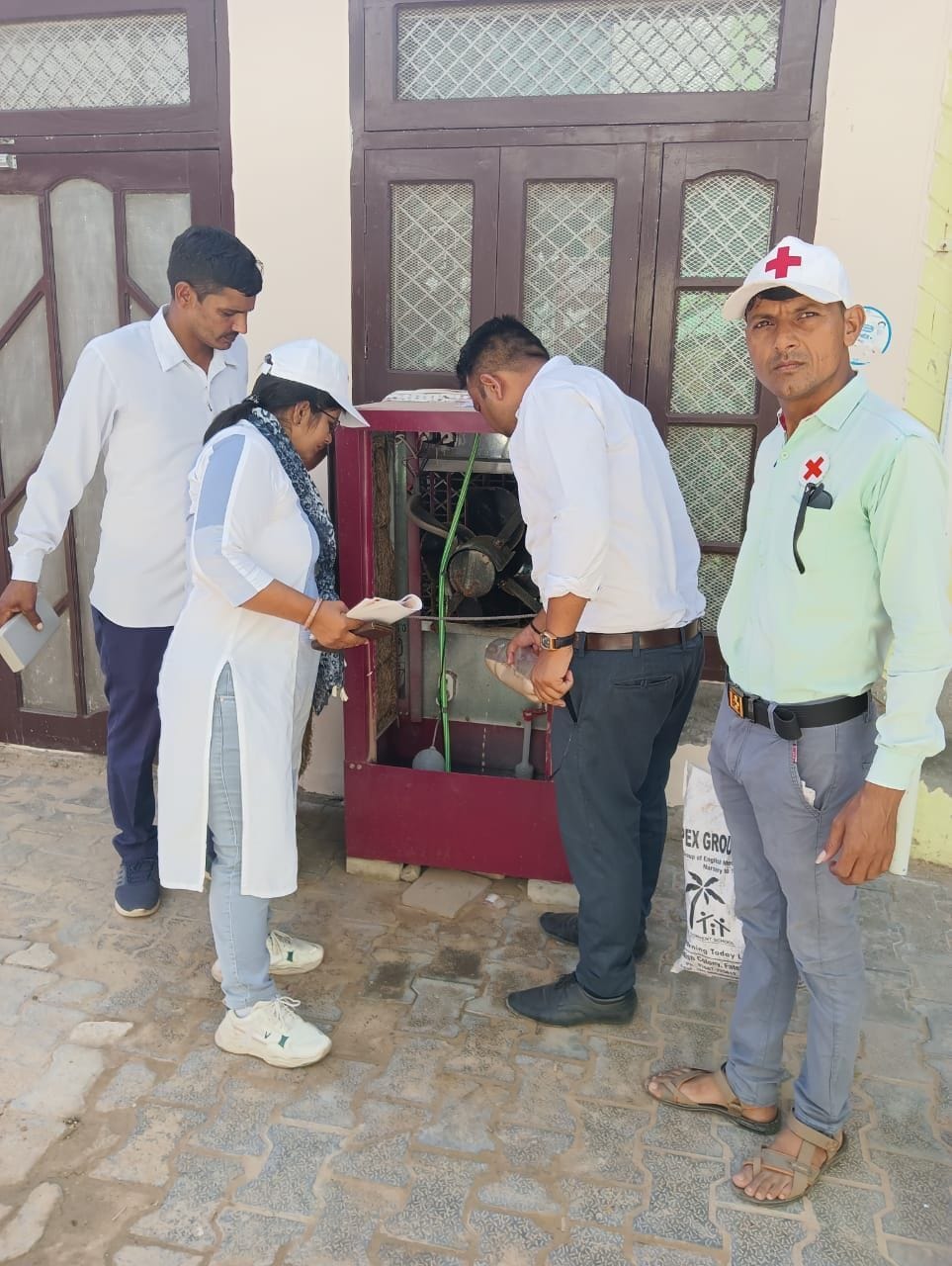 भूना में मलेरिया व डेंगू की बीमारियों से बचाव के लिए दवा का छिड़काव करते स्वास्थ्य विभाग के कर्मच भूना में मलेरिया व डेंगू की बीमारियों से बचाव के लिए दवा का छिड़काव करते स्वास्थ्य विभाग के कर्मच